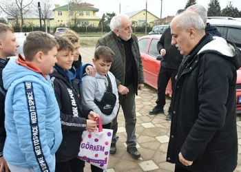 Kalem satarak depremzedelere bağış yaptılar
