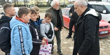 Kalem satarak depremzedelere bağış yaptılar