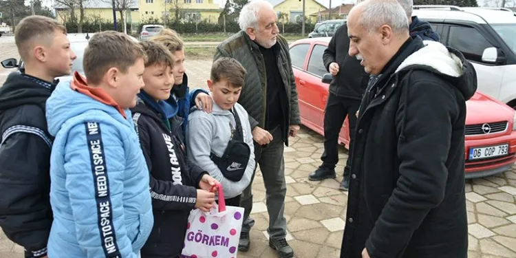 Kalem satarak depremzedelere bağış yaptılar