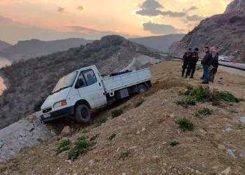 Kontrolden çıkan kamyonet uçurumdan kıl payı kurtuldu