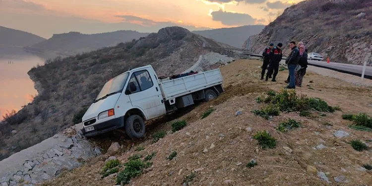 Kontrolden çıkan kamyonet uçurumdan kıl payı kurtuldu