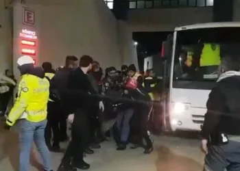 Şüpheliler öfkeli vatandaşların elinden zor kurtarıldı