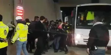 Şüpheliler öfkeli vatandaşların elinden zor kurtarıldı