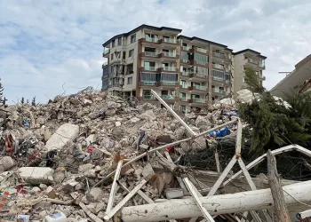 Yaptığı binalar yıkılmadı, satın aldığı ev yıkıldı