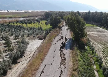 Yol önce yarıldı sonra çöktü