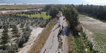 Yol önce yarıldı sonra çöktü