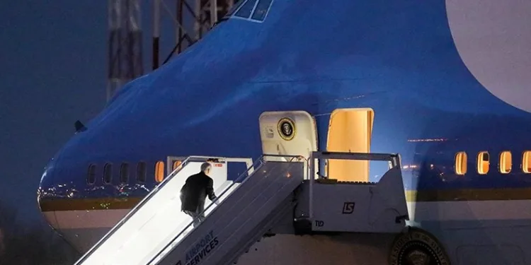 Biden, uçağa binerken merdivenlerden düşüyordu
