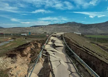 Pazarcık’ta depremde yarılan yol havadan görüntülendi