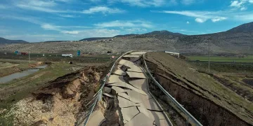 Pazarcık’ta depremde yarılan yol havadan görüntülendi