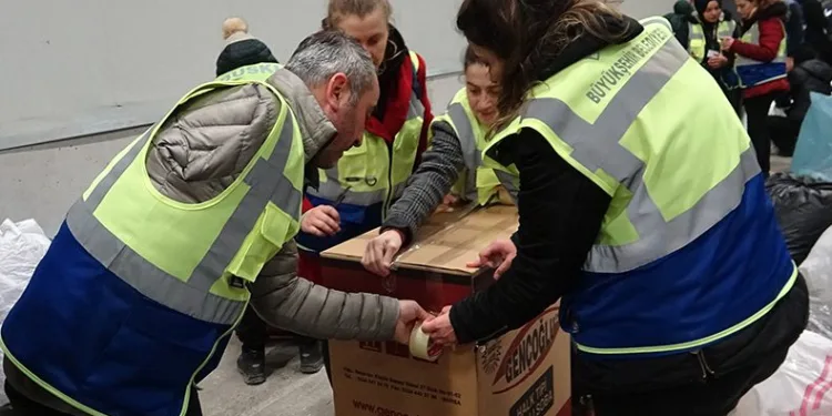 Tek koluyla depremzedelere yardım ediyor