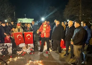 Hayatını kaybedenlerin anısına mum yakıldı