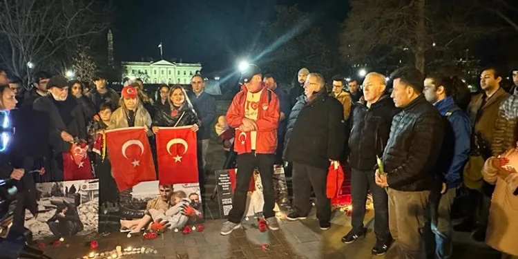 Hayatını kaybedenlerin anısına mum yakıldı