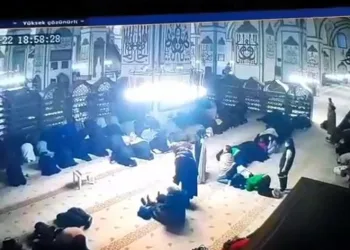 Ulucami’de namaz kılar gibi yapıp telefonu çaldı