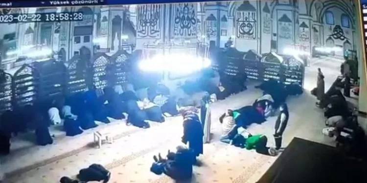 Ulucami’de namaz kılar gibi yapıp telefonu çaldı