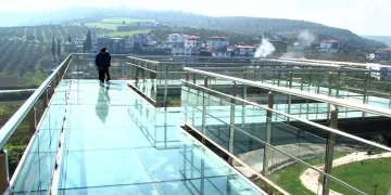 Cam teras depremde zarar görmedi