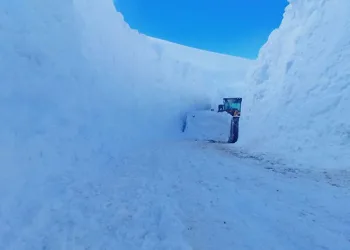 Yüksekova’da 6 metreyi geçen kar tünelleri