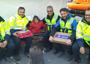 Depremzede Melek’in isteği bilgisayar teslim edildi