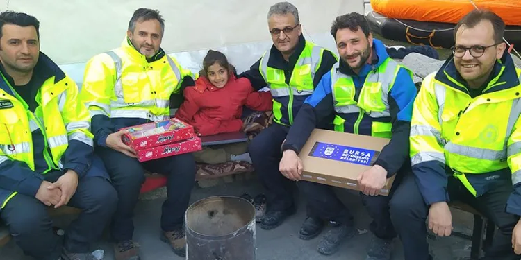 Depremzede Melek’in isteği bilgisayar teslim edildi
