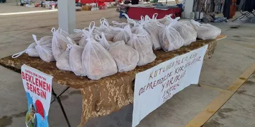 Depremzedeler için ekmek yapıp pazarda sattılar