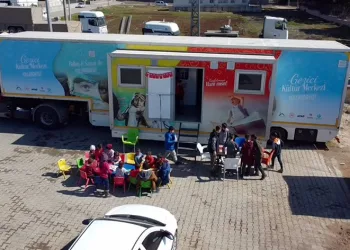 Depremzede çocuklar bu tırda buluşuyor
