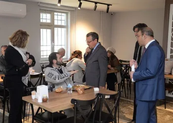 Üniversite Konukevi’nde kalan depremzedelere moral ziyareti