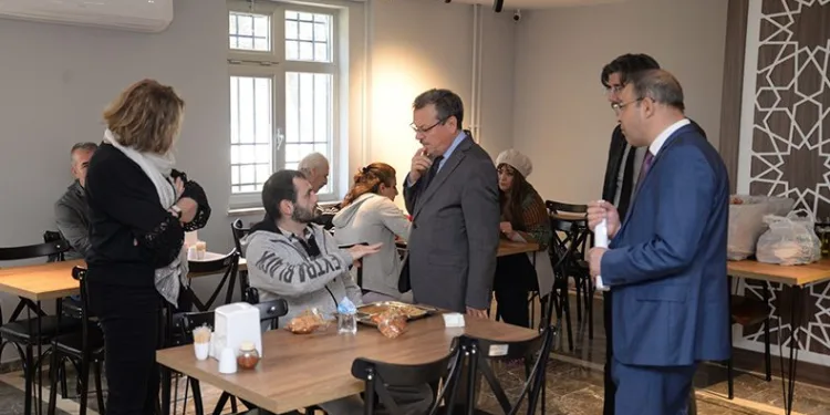Üniversite Konukevi’nde kalan depremzedelere moral ziyareti