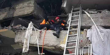 Enkaz altından 18 kişi sağ olarak çıkarıldı