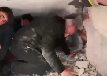 Belediye Başkanı, enkaza girip vatandaşları sakinleştirmiş