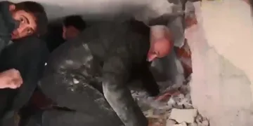 Belediye Başkanı, enkaza girip vatandaşları sakinleştirmiş