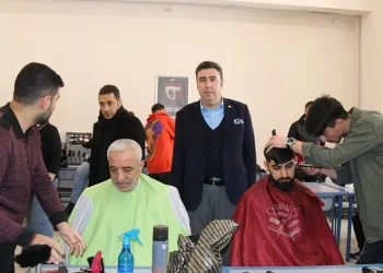 Depremzedelere saç ve sakal bakımı yapıldı