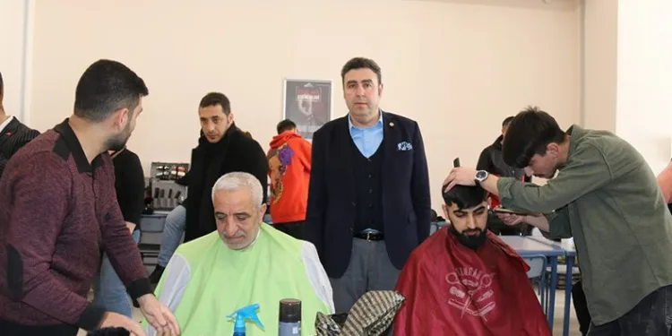 Depremzedelere saç ve sakal bakımı yapıldı