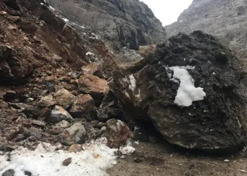 Köy yoluna düşen dev kayalar paniğe yol açtı