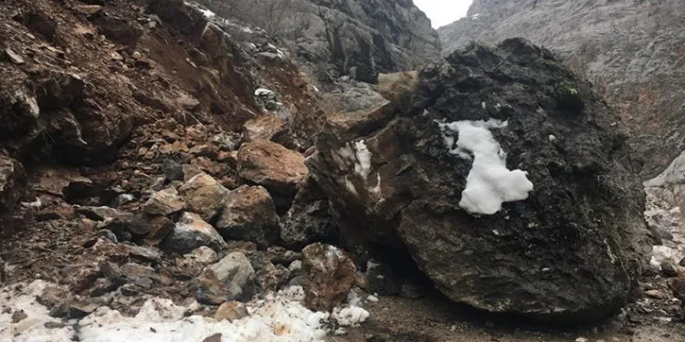 Köy yoluna düşen dev kayalar paniğe yol açtı