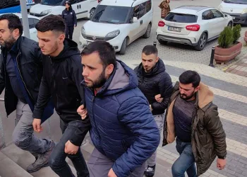 Araç çalıp ilçe ilçe gezen şüpheliler yakalandı