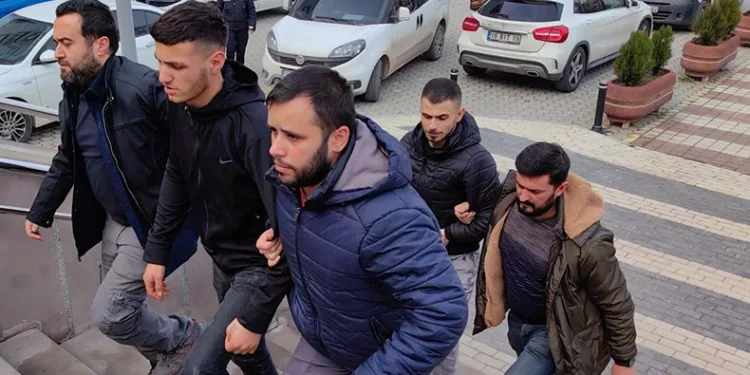 Araç çalıp ilçe ilçe gezen şüpheliler yakalandı