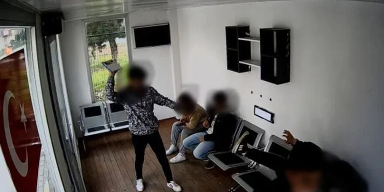 Bursa’da kapalı otobüs duraklarına çirkin saldırı