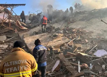 Hatay’da enkazda çıkan yangın söndürüldü