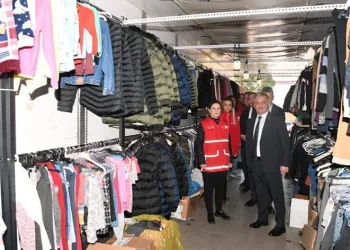 Giyim tırları depremzedelerin kaldıkları otellere gitti