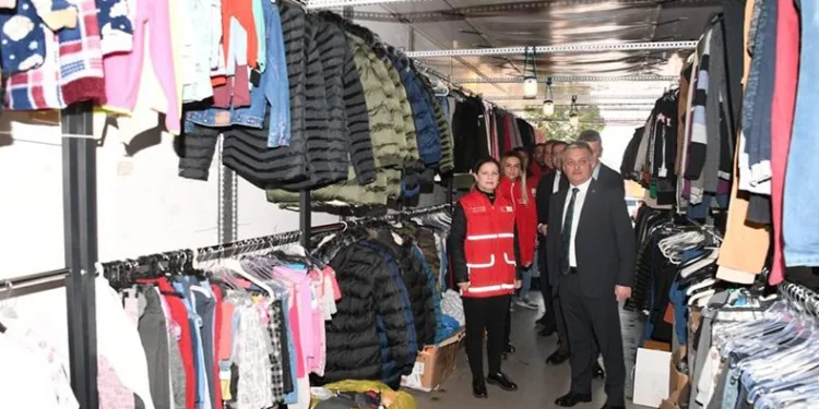 Giyim tırları depremzedelerin kaldıkları otellere gitti