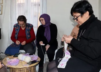 Eski kumaşları yeni ürünlere dönüştürüyorlar