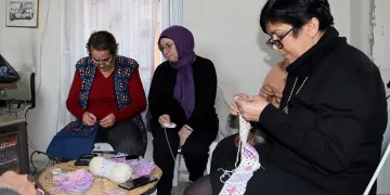 Eski kumaşları yeni ürünlere dönüştürüyorlar