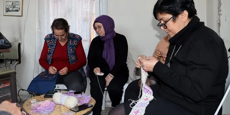Eski kumaşları yeni ürünlere dönüştürüyorlar