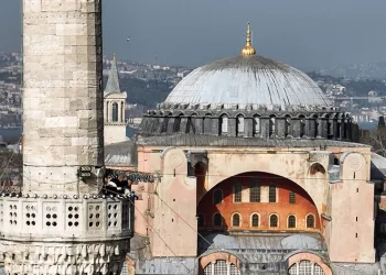 Sultanahmet Camii’nin mahyası asıldı