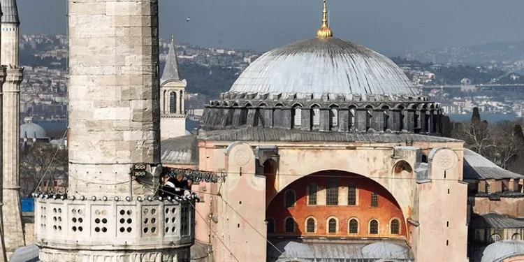 Sultanahmet Camii’nin mahyası asıldı