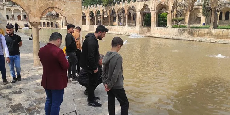 Balıklıgöl’ün suyu berraklaşıyor