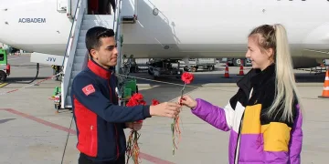 Gazipaşa’da kadın yolcular çiçeklerle karşılandı