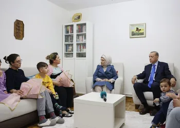 Erdoğan, depremzede aileyi ziyaret etti