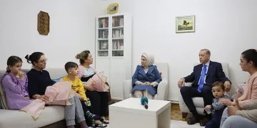 Erdoğan, depremzede aileyi ziyaret etti