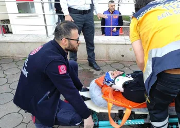 Fenalaşarak yere yığılan kadın hastanelik oldu