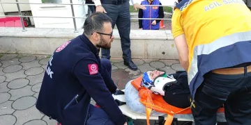 Fenalaşarak yere yığılan kadın hastanelik oldu